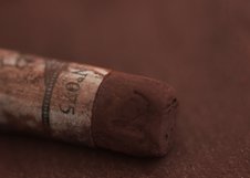 Диаметр -10 мм, длина - 64 мм. 
Для наилучшего эффекта желательно использовать качественную бумагу для пастели. Для наилучшей сохранности работы рекомендуется фиксировать каждый слой перед тем, как наносить новый. Однако, необходимо избегать сильной фиксации последного завершающего слоя пастели, ин…