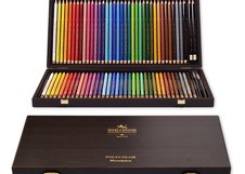 Великолепный подарочный набор Koh-I-Noor 8896 состоит из профессиональных цветных карандашей POLYCOLOR 36 цветов и профессиональных акварельных карандашей MONDELUZ 36 цветов в деревянном ящике. В набор также входят 2 чернографитных карандаша серии 1900 и две кисточки разной толщины.
