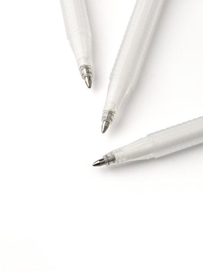 Гелевые ручки Sketchmarker надёжные инструменты для рисования, скетчинга и декора.
Три размера наконечников (0,6; 0,8 ; 1,0 мм) обеспечивают точную работу и выразительные акценты. Белые гелевые чернила подаются равномерно, оставляя на любой поверхности насыщенные, укрывистые и водостойкие линии.
Ид…