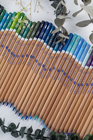 Профессиональные цветные карандаши «Мастер-Класс» разработаны специально для художников, дизайнеров и иллюстраторов. Предназначены для живописи, рисования, работы в смешанных техниках. Высококачественные насыщенные пигменты грифеля обладают повышенной светостойкостью, интенсивностью и чистотой цвет…