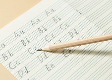 Набор включает три карандаша различной твердости: H, HB и B для письма, эскизов и черчения. Карандаши подходят как для учебы, так и для художественных работ. Компактная упаковка с подвесом удобна для хранения и продажи.