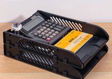 Горизонтальный лоток Deli предназначен для удобного размещения документов и папок. Две секции позволяют разделять бумаги по категориям или задачам. Прочный пластиковый корпус рассчитан на ежедневное использование.