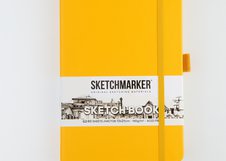 Скетчбук для зарисовок Sketchmarker, оранжевый, жесткая обложка с резинкой, 140 г/м2, 13x21 см, 80 листов, цвет бумаги слоновая кость