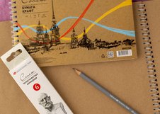 Альбом "Сонет" с крафт бумагой предназначен для графических работ, набросков, эскизов чернографитными и цветными карандашами, линерами, пастелью, сангиной, сепией, углем, белым мелом, гелевыми ручками,  тушью, а также и для смешанных техник. Листы скреплены спиралью. Последняя страница альбома пред…