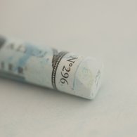 Диаметр -10 мм, длина - 64 мм. 
Для наилучшего эффекта желательно использовать качественную бумагу для пастели. Для наилучшей сохранности работы рекомендуется фиксировать каждый слой перед тем, как наносить новый. Однако, необходимо избегать сильной фиксации последного завершающего слоя пастели, ин…