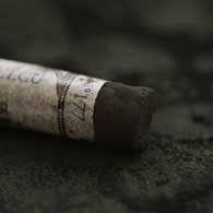 Диаметр -10 мм, длина - 64 мм. 
Для наилучшего эффекта желательно использовать качественную бумагу для пастели. Для наилучшей сохранности работы рекомендуется фиксировать каждый слой перед тем, как наносить новый. Однако, необходимо избегать сильной фиксации последного завершающего слоя пастели, ин…