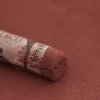Диаметр -10 мм, длина - 64 мм. 
Для наилучшего эффекта желательно использовать качественную бумагу для пастели. Для наилучшей сохранности работы рекомендуется фиксировать каждый слой перед тем, как наносить новый. Однако, необходимо избегать сильной фиксации последного завершающего слоя пастели, ин…
