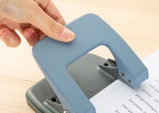 Металлический дырокол Deli Essential предназначен для перфорации документов и бумаг. Устройство рассчитано на одновременную пробивку до 20 листов и оснащено линейкой для точного позиционирования бумаги. Подходит для офиса, школы и домашнего использования.