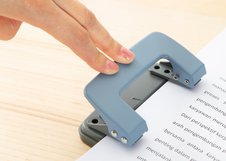 Практичный дырокол Deli подходит для ежедневной работы с документами. Металлический механизм обеспечивает надёжность и аккуратную перфорацию бумаги. Компактный размер удобен для хранения на рабочем столе.