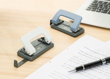 Практичный дырокол Deli подходит для ежедневной работы с документами. Металлический механизм обеспечивает надёжность и аккуратную перфорацию бумаги. Компактный размер удобен для хранения на рабочем столе.