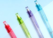 Механический карандаш Deli NEONUP с грифелем 0,5 мм подходит для точного письма и черчения. Оснащён встроенным ластиком для быстрого исправления записей. Яркие цвета корпуса делают модель заметной и стильной.