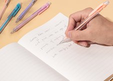 Механический карандаш Deli Scribe с грифелем 0,5 мм подходит для точного письма и черчения. Трёхгранный корпус обеспечивает удобный и эргономичный захват. Карандаш оснащён встроенным ластиком и представлен в пастельных цветах ассорти.