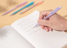 Механический карандаш Deli Scribe с грифелем 0,7 мм обеспечивает плавное и комфортное письмо. Эргономичный трёхгранный корпус удобно лежит в руке при длительном использовании. Оснащён встроенным ластиком и выпускается в пастельных цветах ассорти.