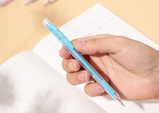 Механический карандаш Deli Scribe с грифелем 0,7 мм обеспечивает плавное и комфортное письмо. Эргономичный трёхгранный корпус удобно лежит в руке при длительном использовании. Оснащён встроенным ластиком и выпускается в пастельных цветах ассорти.