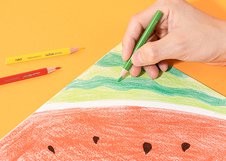 Укороченные цветные карандаши Deli COLORWOW! удобно лежат в детской руке и подходят для творчества и обучения. Трёхгранный корпус способствует комфортному захвату и правильной постановке пальцев. Яркие цвета легко наносятся на бумагу.