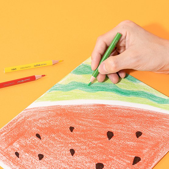 Укороченные цветные карандаши Deli COLORWOW! удобно лежат в детской руке и подходят для творчества и обучения. Трёхгранный корпус способствует комфортному захвату и правильной постановке пальцев. Яркие цвета легко наносятся на бумагу.