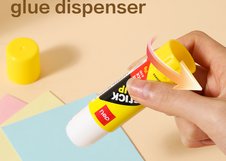 Клей-карандаш Deli Stick UP подходит для бумаги, картона и легких материалов. Формула на основе ПВП обеспечивает ровное нанесение и надежную фиксацию. Желтый корпус делает продукт заметным и удобным в использовании.