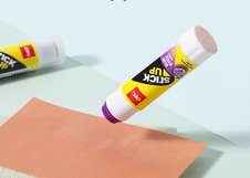 Клей-карандаш Deli Stick Up оснащен цветным индикатором для более точного нанесения. Усиленная формула на основе ПВП обеспечивает прочное склеивание бумаги и картона. После высыхания клей становится прозрачным и аккуратным.