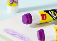 Клей-карандаш Deli Stick Up оснащен цветным индикатором для более точного нанесения. Усиленная формула на основе ПВП обеспечивает прочное склеивание бумаги и картона. После высыхания клей становится прозрачным и аккуратным.