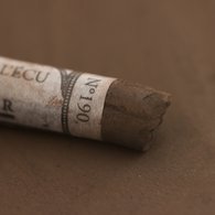 Диаметр -10 мм, длина - 64 мм. 
Для наилучшего эффекта желательно использовать качественную бумагу для пастели. Для наилучшей сохранности работы рекомендуется фиксировать каждый слой перед тем, как наносить новый. Однако, необходимо избегать сильной фиксации последного завершающего слоя пастели, ин…