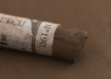 Диаметр -10 мм, длина - 64 мм. 
Для наилучшего эффекта желательно использовать качественную бумагу для пастели. Для наилучшей сохранности работы рекомендуется фиксировать каждый слой перед тем, как наносить новый. Однако, необходимо избегать сильной фиксации последного завершающего слоя пастели, ин…