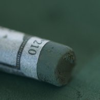 Диаметр -10 мм, длина - 64 мм. 
Для наилучшего эффекта желательно использовать качественную бумагу для пастели. Для наилучшей сохранности работы рекомендуется фиксировать каждый слой перед тем, как наносить новый. Однако, необходимо избегать сильной фиксации последного завершающего слоя пастели, ин…