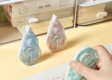 Корректирующая лента Deli серии MUTE обеспечивает аккуратное и быстрое исправление текста без шума при использовании. Лента шириной 5 мм и длиной 12 м подходит для школы, офиса и повседневной работы с документами. Эргономичный корпус голубого цвета удобно лежит в руке и обеспечивает плавное нанесен…