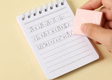 Ластик Deli Soft E3044 — мягкий школьный ластик из PVC, обеспечивающий чистое стирание без повреждения поверхности бумаги. Подходит для повседневного использования в школе и офисе.