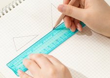 Гибкая линейка Deli изготовлена из прочного пластика и оснащена двусторонней шкалой. Подходит для школы, офиса и чертёжных работ. Гибкая конструкция снижает риск поломки при ежедневном использовании.