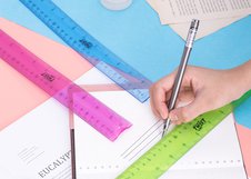 Пластиковая линейка Deli длиной 30 см подходит для черчения, измерений и учебных задач. Гибкий материал обеспечивает удобство и долговечность использования. Двусторонняя шкала делает работу более комфортной.