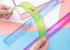 Пластиковая линейка Deli длиной 30 см подходит для черчения, измерений и учебных задач. Гибкий материал обеспечивает удобство и долговечность использования. Двусторонняя шкала делает работу более комфортной.