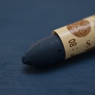 Масляная пастель «Sennelier» содержит невероятное количество пигмента, что позволило пастели приобрести емкую насыщенность цвета и прекрасную кроющую способность, превосходную яркость цвета и высокую степень светостойкости (исключая металлические и радужные оттенки - они менеё светостойки). Содержи…