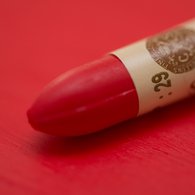 Масляная пастель «Sennelier» содержит невероятное количество пигмента, что позволило пастели приобрести емкую насыщенность цвета и прекрасную кроющую способность, превосходную яркость цвета и высокую степень светостойкости (исключая металлические и радужные оттенки - они менеё светостойки). Содержи…