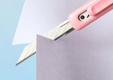 Канцелярский нож Deli LonGreen подходит для резки бумаги, картона и упаковочных материалов. Лезвие шириной 9 мм обеспечивает аккуратный и точный рез. Лёгкий пластиковый корпус удобен для ежедневного использования.