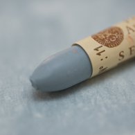 Масляная пастель «Sennelier» содержит невероятное количество пигмента, что позволило пастели приобрести емкую насыщенность цвета и прекрасную кроющую способность, превосходную яркость цвета и высокую степень светостойкости (исключая металлические и радужные оттенки - они менеё светостойки). Содержи…