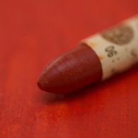 Масляная пастель «Sennelier» содержит невероятное количество пигмента, что позволило пастели приобрести емкую насыщенность цвета и прекрасную кроющую способность, превосходную яркость цвета и высокую степень светостойкости (исключая металлические и радужные оттенки - они менеё светостойки). Содержи…
