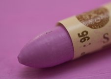 Масляная пастель «Sennelier» содержит невероятное количество пигмента, что позволило пастели приобрести емкую насыщенность цвета и прекрасную кроющую способность, превосходную яркость цвета и высокую степень светостойкости (исключая металлические и радужные оттенки - они менеё светостойки). Содержи…