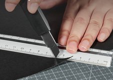 Канцелярский нож Deli оснащён сегментированным лезвием шириной 9 мм для точного реза. Пластиковый корпус обеспечивает лёгкость и удобство использования. Подходит для офиса, школы и упаковочных работ.
