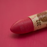 Масляная пастель «Sennelier» содержит невероятное количество пигмента, что позволило пастели приобрести емкую насыщенность цвета и прекрасную кроющую способность, превосходную яркость цвета и высокую степень светостойкости (исключая металлические и радужные оттенки - они менеё светостойки). Содержи…