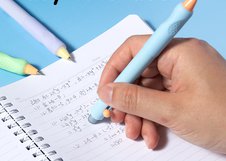 Автоматическая гелевая ручка Deli EG310-BL "Erasable" с функцией стирания. Пулевидный наконечник 0,5 мм обеспечивает плавное письмо. Мягкий эргономичный грип с выемками под пальцы повышает комфорт при длительном использовании. Круглый корпус, синие чернила, картонная коробка.