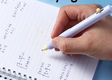 Автоматическая гелевая ручка Deli EG310-BL "Erasable" с функцией стирания. Пулевидный наконечник 0,5 мм обеспечивает плавное письмо. Мягкий эргономичный грип с выемками под пальцы повышает комфорт при длительном использовании. Круглый корпус, синие чернила, картонная коробка.