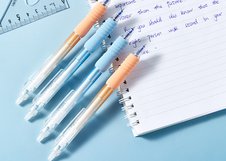 Гелевая ручка Deli EG309-BL "пиши-стирай" 0,5 мм с синими стираемыми чернилами. Позволяет писать и стирать без повреждения бумаги. Подходит для ежедневного использования в школе и офисе.