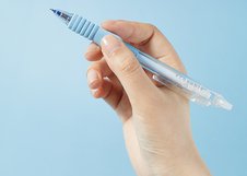 Гелевая ручка Deli EG309-BL "пиши-стирай" 0,5 мм с синими стираемыми чернилами. Позволяет писать и стирать без повреждения бумаги. Подходит для ежедневного использования в школе и офисе.