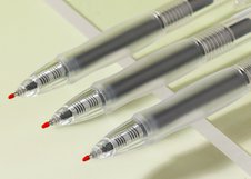 Ручка Deli LINEUM-GEL EG08S-BL 0,5 мм с гибридным ST-наконечником. Быстросохнущие синие чернила (≈1 сек) обеспечивают чистое письмо без размазывания. Прозрачный круглый корпус и мягкий грип.