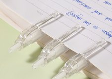 Ручка Deli LINEUM-GEL EG08S-BL 0,5 мм с гибридным ST-наконечником. Быстросохнущие синие чернила (≈1 сек) обеспечивают чистое письмо без размазывания. Прозрачный круглый корпус и мягкий грип.