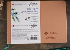 Элегантный скетчбук для акварели "Ладога" с твердой обложкой с имитацией кожи предназначен для акварели, а также акварельных карандашей и маркеров, гуаши и акрила, туши, смешанных техник. Содержит 20 листов бумаги из 100% хлопка натурального белого цвета прекрасного качества со средней зернистостью…