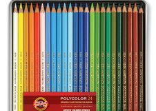 Набор из цветных карандашей POLYCOLOR 
POLYCOLOR - профессиональные цветные карандаши для художественных и графических работ,
где важна четкость линий и точность передачи цвета.
Корпус карандашей изготовлен из калифорнийского кедра - древесины высочайшего качества, а стержни обладают высокой светос…