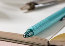 Автоматическая гелевая ручка NuSign с толщиной линии 0,7 мм обеспечивает более мягкое и насыщенное письмо. Синие чернила подходят для повседневных записей и работы с документами. Представлена в нескольких цветах корпуса.