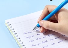 Шариковая ручка Deli Flickwell EQ120-BL 0,7 мм с синими чернилами пониженной вязкости. Обеспечивает плавное письмо и стабильную подачу чернил. Подходит для ежедневного использования в офисе и школе.