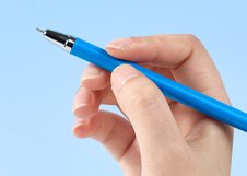 Шариковая ручка Deli Flickwell EQ120-BL 0,7 мм с синими чернилами пониженной вязкости. Обеспечивает плавное письмо и стабильную подачу чернил. Подходит для ежедневного использования в офисе и школе.